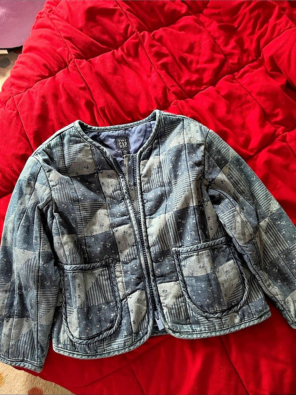Gap Women's Geometric Puffer Jacket in Gray & Black